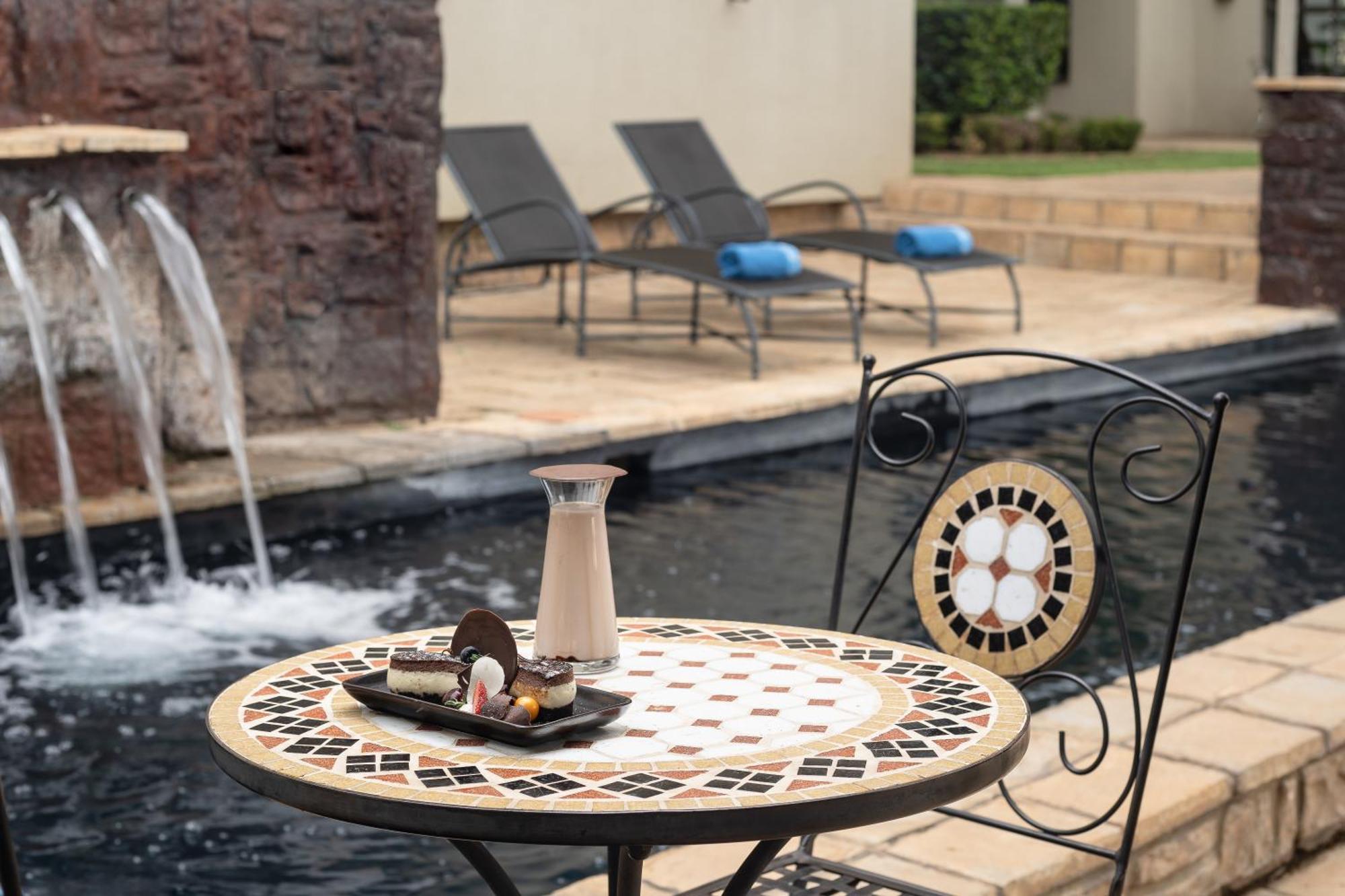 Protea Hotel By Marriott Bloemfontein Willow Lake Exterior photo