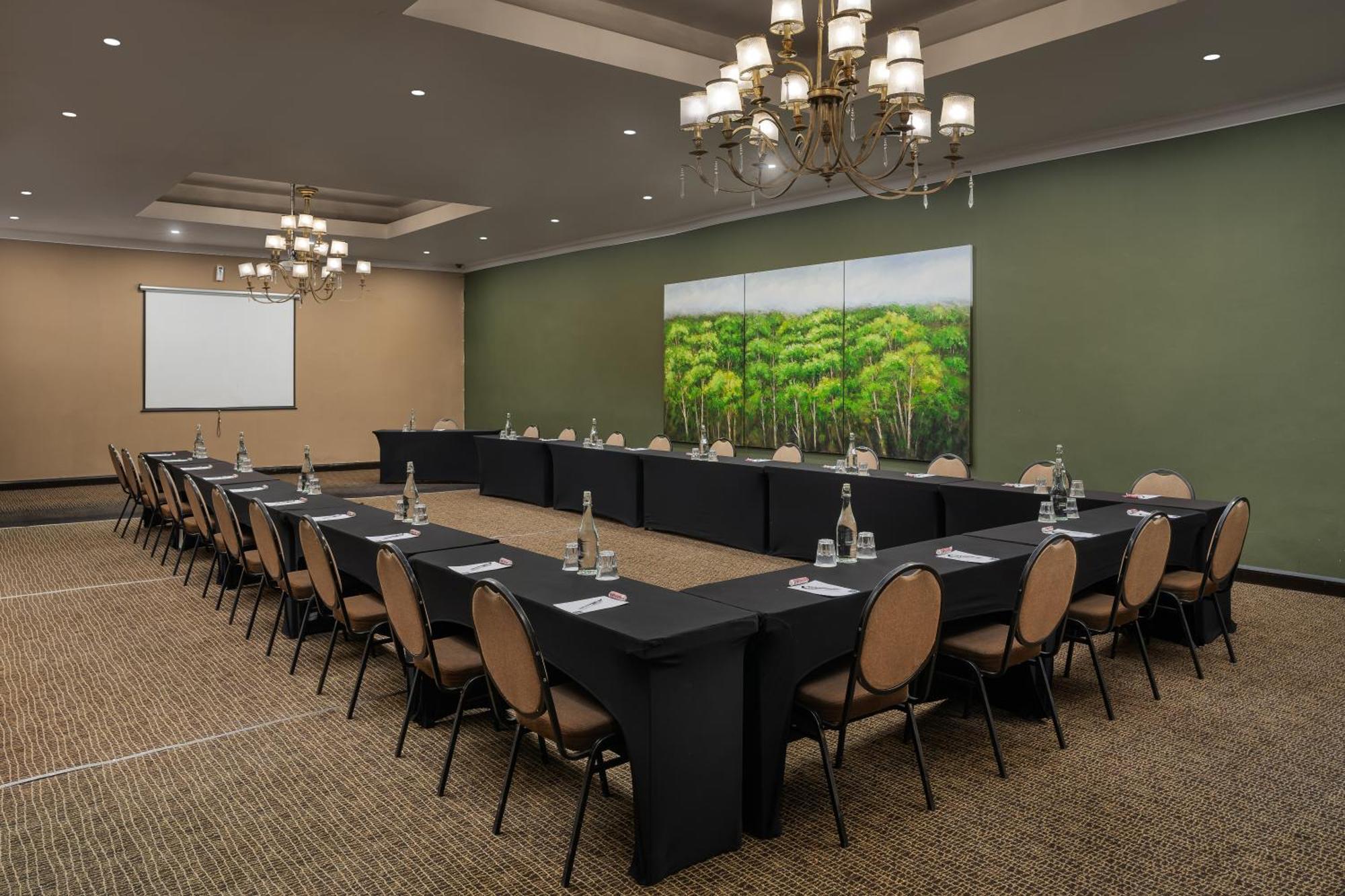 Protea Hotel By Marriott Bloemfontein Willow Lake Exterior photo