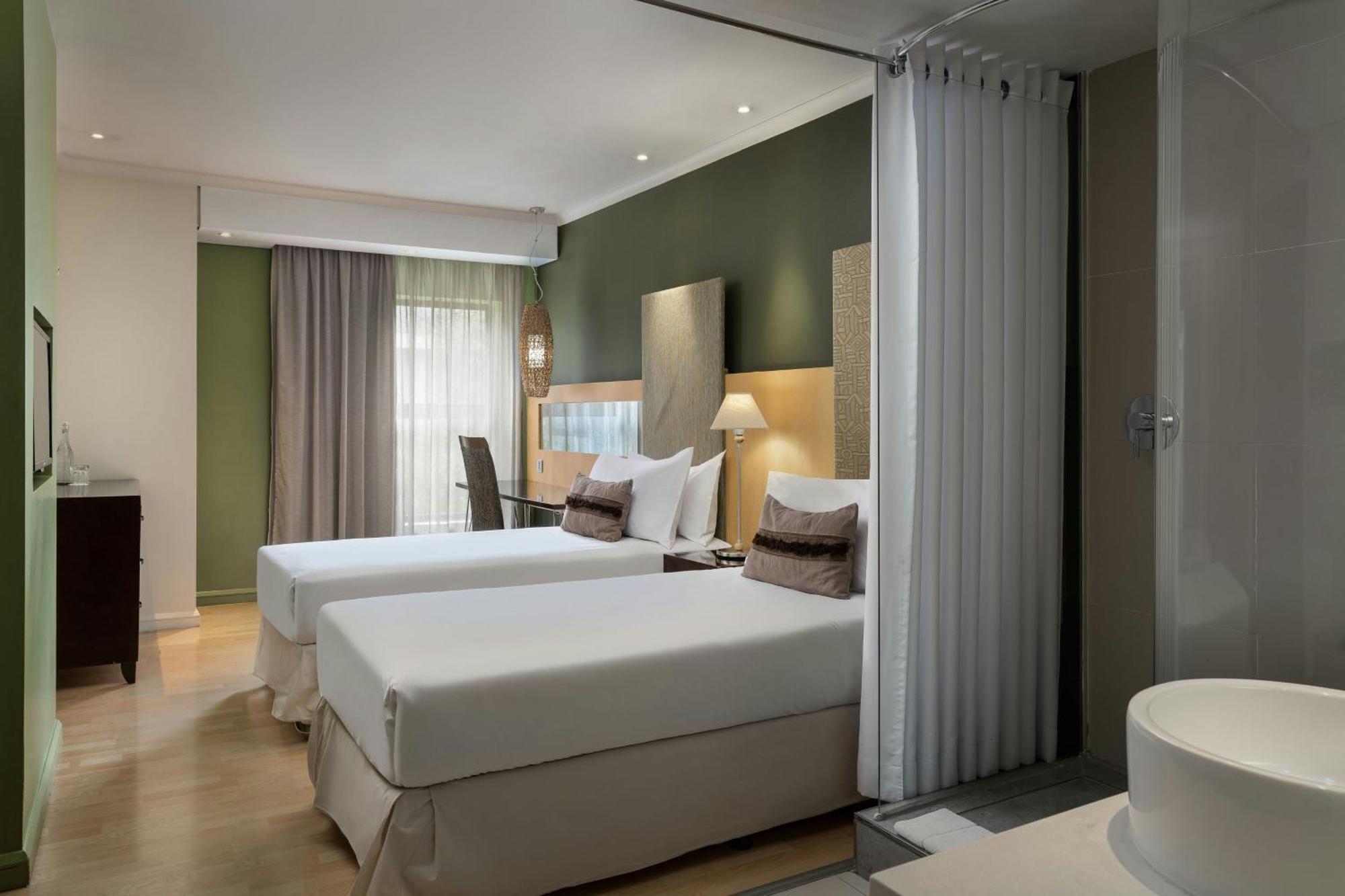Protea Hotel By Marriott Bloemfontein Willow Lake Exterior photo
